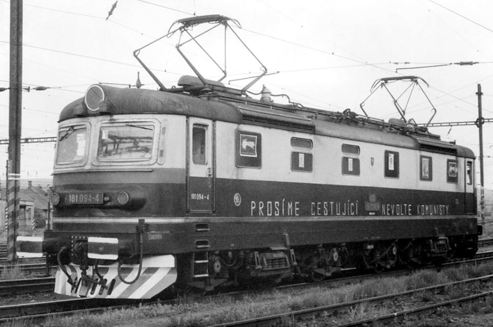 Lokomotiva řady 181 zachycena v roce 1990 s alternativní "reklamou". Foto: NTM