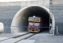 Tragédii v Ejpovickém tunelu stále vyšetřují kriminalisté i odborníci. Technologie za desítky milionů nejspíš selhala V Ejspovickém tunelu srazil vlak šestnáctiletou dívku
